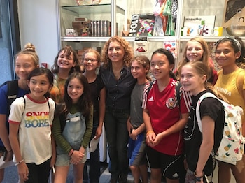 Ansari (centro) con unos estudiantes