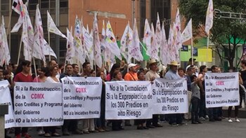Marcha en reclamo de los que se quedaron sin vivienda por el terremoto.
