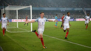 Philip Foden celebra uno de los