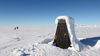 Una letrina en el campo