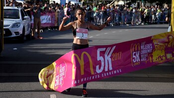 Cruzar la meta, con la