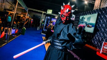 Un visitante caracterizado como Darth