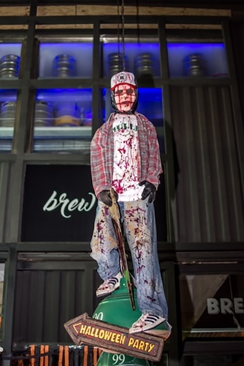 Muñecos colgantes en el techo