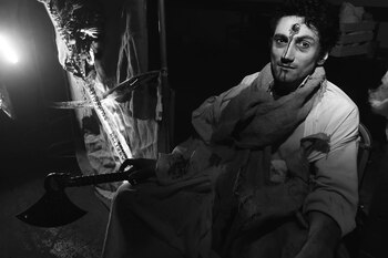 Camisas manchadas con sangre, maquillajes