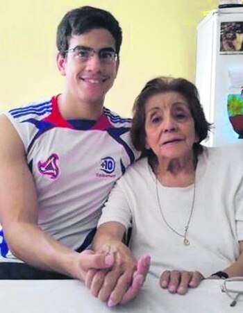 El joven abogado junto a