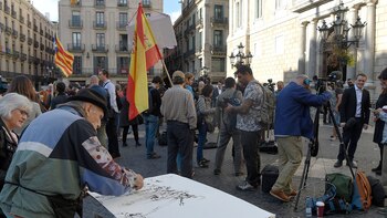 Banderas esteladas y españolas frente