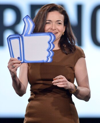 La directora de Facebook se