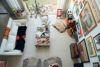 A doble altura y muy luminoso,