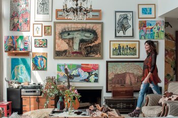 La pared cubierta de obras en