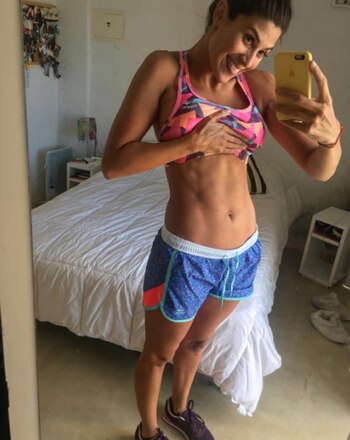 La modelo mostró su abdomen