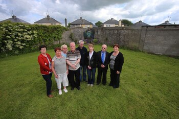 Catherine Corless con miembros del comité