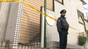 Un oficial custodia la finca