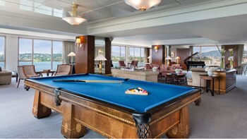 Además, posee un salón de