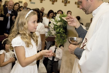 Igualita a mamá y recibiendo la eucaristía de manos del padre Tomás. “Gracias a todos los que me acompañaron en este día tan importante”, dijo Taína