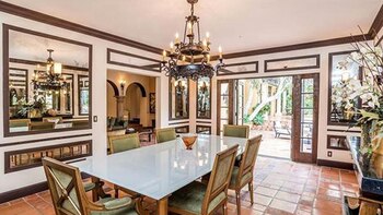 Posee un amplio jardín, así