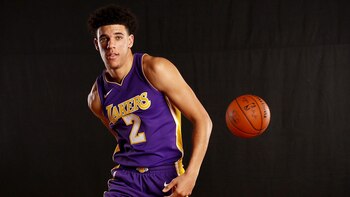 Lonzo debutó esta temporada en