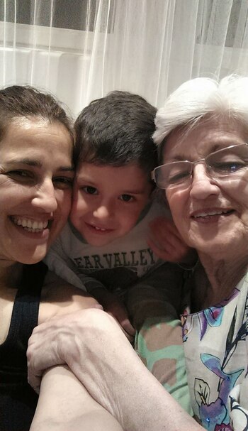 Maju, su madre, y su
