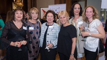 Diana Saiegh(Fundacion Konex)Cristina Piceda (Autora del premio Marianne); Silvia Hirisch de Dujovne (Arquitecta socia de Dujovne-Hirsch y asociados); Patricia Pellegrini Haas (directora Creciendo Mega Baby Store), Sophie Pomar (fundadora y editora de Elliot&Pomar Libros) y Céline Mignot (socia de Ba75)