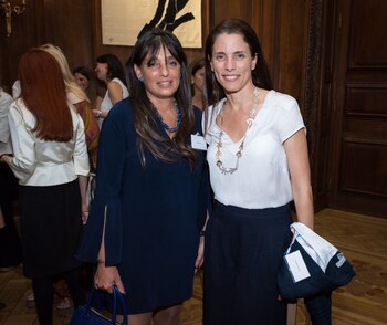 Viviana Zocco (fundadora de Grupo VI-Da) junto a Helena Estrada (directora del programa mujeres del Ministerio de Producción)
