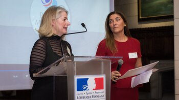 Eve Grynberg (integrante del Club Marianne) junto a Silvia Taurozzi, ambas coordinadoras del premio Marianne fueron quienes anunciaron la ganadora del concurso