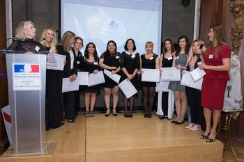 Las 10 mujeres emprendedoras seleccionadas para el premio Marianne. Variados rubros se presentaron: industrial, diseño, servicios y tecnología participaron con sus proyectos para el gran premio de un viaje a Francia. Recibieron un diploma por haber sido seleccionadas entre más de 100 concursantes