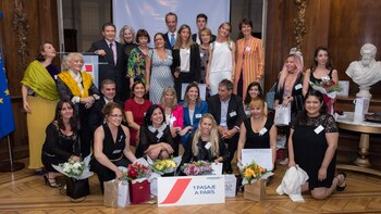 Las 10 finalistas y la ganadora del concurso se fotografiaron junto a las autoridades de Marianne, la Asociación de mujeres Franco-Argentinas en la Embajada de Francia