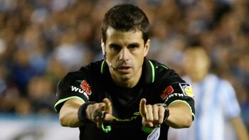 A Cunha lo miran con