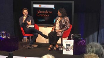 Almudena Grandes junto a Patricio