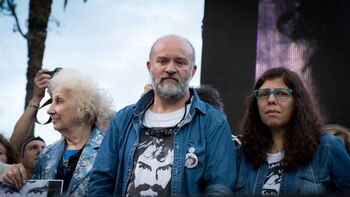 Maldonado, junto a Estela de