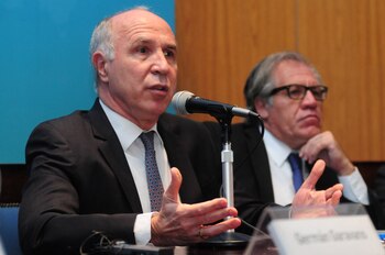 Ricardo Lorenzetti. A su derecha,