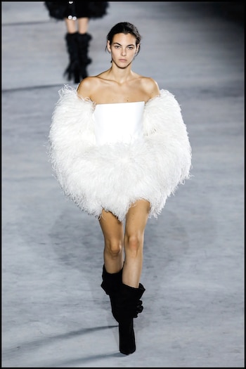 Desfile Saint Laurent con prendas