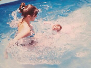 Delfina nada con su madre desde que es bebé