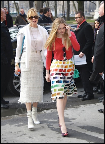 Con un look más formal: