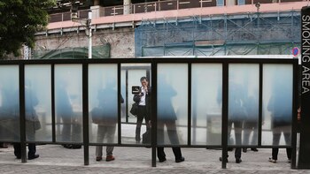 Quienes no fumen recibirán seis días extras de vacaciones (AP)