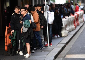 Fanáticos esperando que se abra