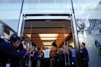 El primer cliente ingresa en