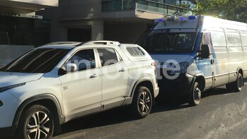 La camioneta de Prefectura frente al edificio del ex vicepresidente