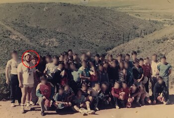 Con rojo, el docente abusador.