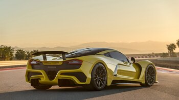 Es un deportivo biplaza con