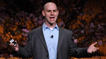 Adam Grant, psicólogo y profesor que propone un método distinto para incentivar la creatividad en los niños