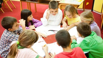 Los niños, reunidos y discutiendo,