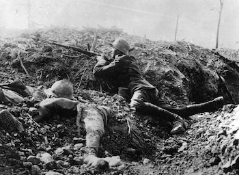 Un soldado alemán toma posición