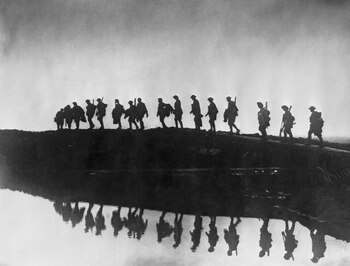 Tropas australianas avanzan en el sector de Ypres, norte de Bélgica, en 1917 (Frank Hurley/Hulton Archive/Getty Images)