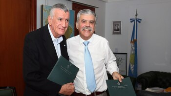 José Luis Gioja junto a