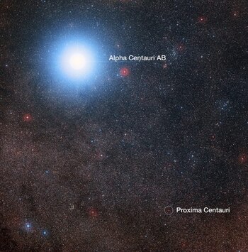 En esta imagen del cielo que rodea a la brillante estrella Alfa Centauri AB también se ve también a Próxima Centauri ( Reconocimiento: Davide De Martin/Mahdi Zamani)