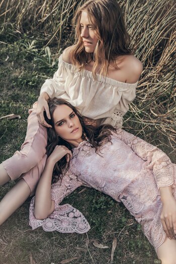 Lola: remera off the shoulder (Uma)