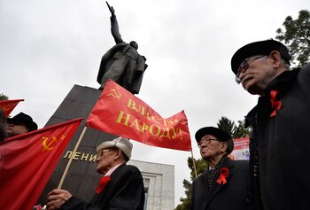 Activistas junto a una estatua