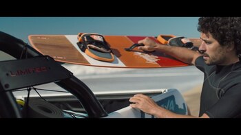 La nueva edición cuenta con detalles en rojo y negro.