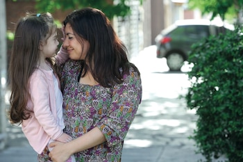 Vicky junto a su mamá