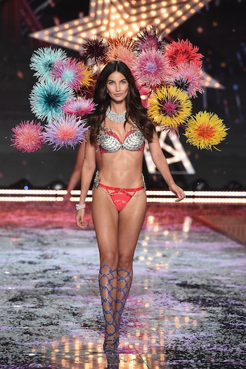2015: La californiana Lily Aldridge. Su conjunto llamado “Fireworks Fantasy Bra” estuvo realizado en diamantes, un topacio azul y zafiros amarillos sobre oro de 18 quilates. Su valor fue de USD 2.000.000 y requirió 685 horas de trabajo.